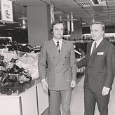 Helmut Wessendorf und der damalige Verkaufsdirektor Karl Joost Merker (rechts) bei der Eröffnung 1974.