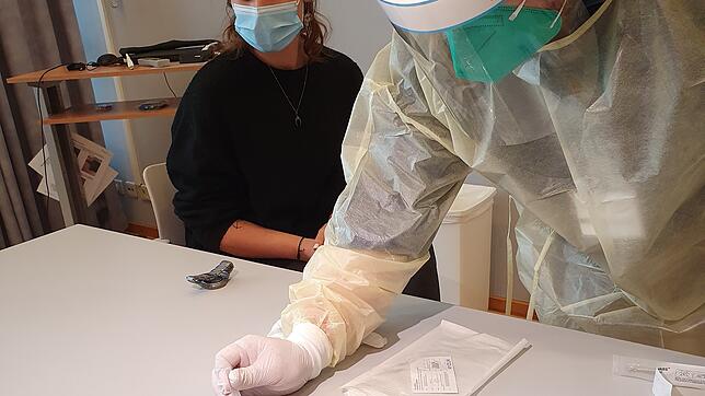 Torben Franzen, Fachbereichsleiter Klinikhygiene bei den Kliniken des Landkreises Lörrach, führt im November 2020 einen ...