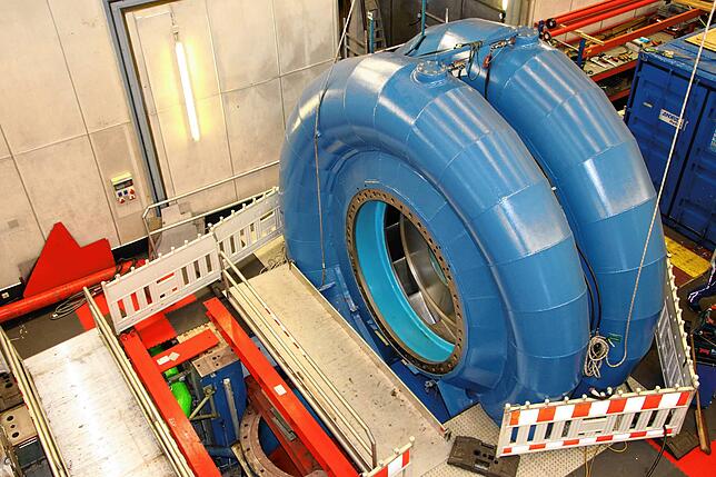 Weil die Pumpen an ihrem eigentlichen Platz nicht überholt werden können, werden sie auseinander gebaut und gemeinsam mit den ...