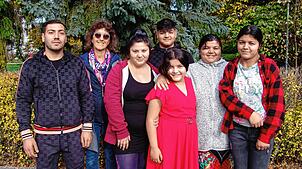 Margit Wobbe vom Salemer Helferkreis (Zweite von links) unterstützt Josep, Diana, Ervin, Valeria, Mutter Elisabetha und Tochter ...