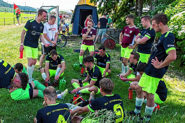Lagebesprechung: In der Pause wird aus dem Spieler Christian Schnurr (links) beim SV Unteralpfen der Trainer Christian Schnurr.