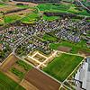 Das Luftbild vom März 2023 zeigt die Fläche, für die ein neuer Bebauungsplan erstellt werden soll. Sie liegt zwischen den Gewächshäusern ...