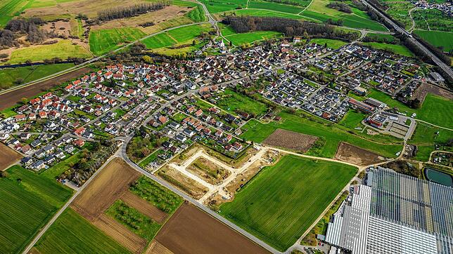 Das Luftbild vom März 2023 zeigt die Fläche, für die ein neuer Bebauungsplan erstellt werden soll. Sie liegt zwischen den Gewächshäusern ...