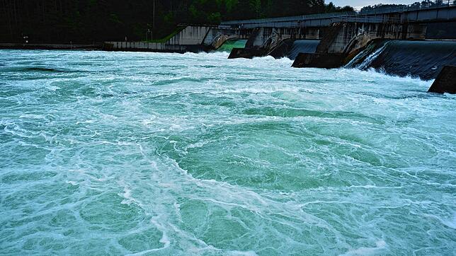 Der Ort des Schlauchbootunfalls: Das Kraftwerk im Rhein bei Rheinau (Kanton Zürich) an der deutsch-schweizerischen Grenze, nahe Jestetten.