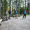 Gruppenbild mit Affe: Ob das Tier den Erläuterungen Roland Hilgartners (rechts) genauso aufmerksam lauscht wie die Nachwuchsforscher?