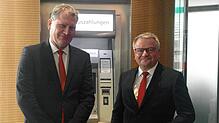 Die Bilanz 2024 der Sparkasse St.¦Blasien stellten der Vorstandsvorsitzende Gerhard Behringer (rechts) und sein Vorstandskollege Klaus ...
