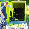 Neben dem Discounter-Parkplatz in Orsingen steht einer der Sammelautomaten für Altfette und -öle. Frank Zimmermann, Leiter des Bauhofs, ...