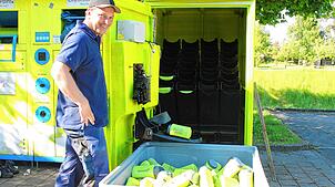 Neben dem Discounter-Parkplatz in Orsingen steht einer der Sammelautomaten für Altfette und -öle. Frank Zimmermann, Leiter des Bauhofs, ...