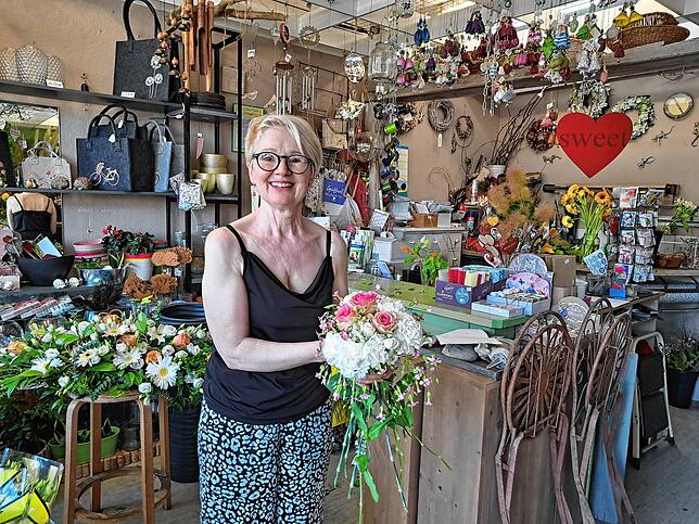 Ulrike Oßwald zeigt einen spontan entworfenen Brautstrauß: Die verwendeten Blumen und Farben seien bei Bräuten momentan sehr beliebt.
