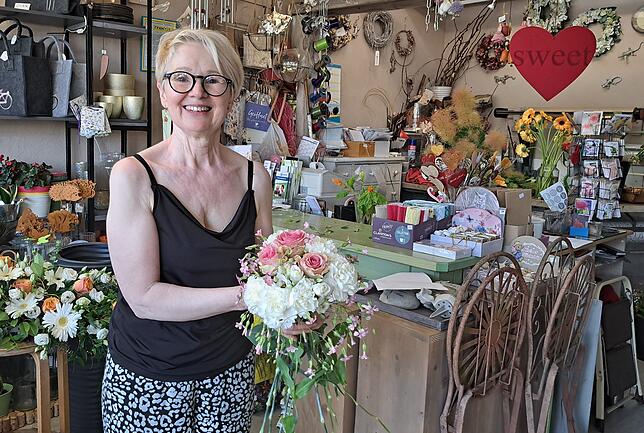 Ulrike Oßwald zeigt einen spontan entworfenen Brautstrauß: Die verwendeten Blumen und Farben seien bei Bräuten momentan sehr beliebt.