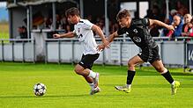 Manuel Kempter (links) sorgte für den zwischenzeitlichen 1:1-Ausgleich des SV Mühlhausen gegen den Hattinger SV (Louis Letzgus). Am Ende ...
