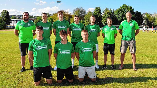 Der FC Bräunlingen hofft mit jungen Neuzugängen auf eine sorgenfreie Runde. (Hinten von links) Patrick Paganini (sportlicher Leiter), ...