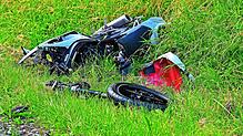 Das zerstörte Motorrad des tödlich Verunglückten. Bild: Roland Sprich