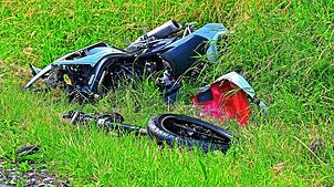Das zerstörte Motorrad des tödlich Verunglückten. Bild: Roland Sprich