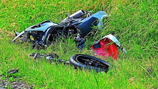 Das zerstörte Motorrad des tödlich Verunglückten. Bild: Roland Sprich