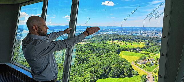 Hier zeigt Robin Hatt was westlich vom Turm zu sehen ist: Neben Basel und Basler Land zeigen sich die bei guter Wetterlage die Vogesen ...