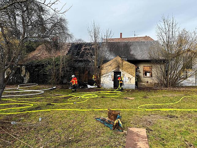 Die Feuerwehr konnte verhindern, dass das Feuer auf die hier rechts abgebildete Hälfte des Gebäudes übergriff.
