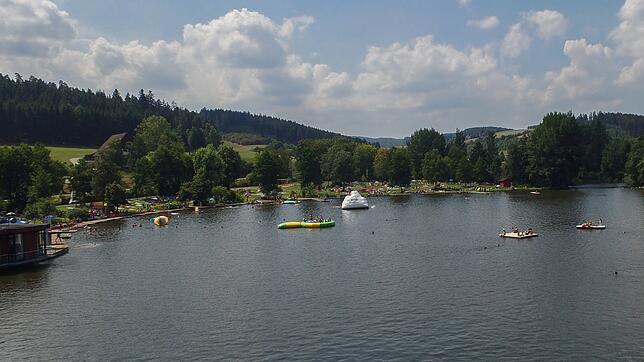 Badegäste müssen am Klosterweiher künftig deutlich mehr bezahlen. Das Bild zeigt eine Aufnahme aus dem Hitzesommer 2018.