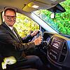 Jürgen Roth lenkt gerne alles selbst. Nicht nur beim Autofahren. Bild: Roland Sprich