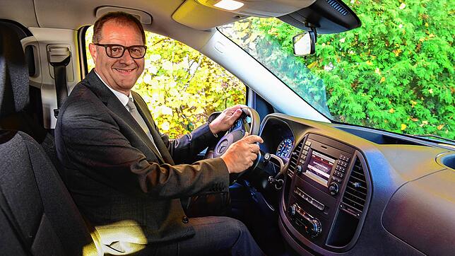Jürgen Roth lenkt gerne alles selbst. Nicht nur beim Autofahren. Bild: Roland Sprich