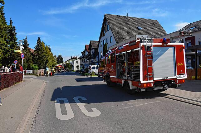 Vor Ort sind die Feuerwehren aus Meersburg, Daisendorf, Stetten und Markdorf. Sie arbeiten sich teils mit Atemschutzgeräten durch das ...