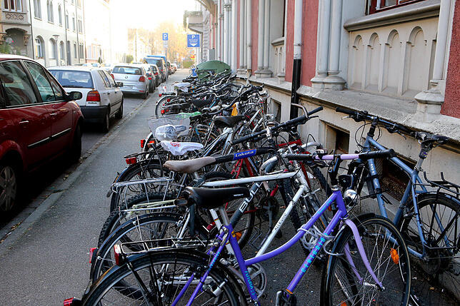 In der Brauneggerstraße, hier ein Archivbild aus dem Jahr 2015, stehen zahlreiche Fahrräder. An einigen hat sich nun ein mutmaßlicher ...