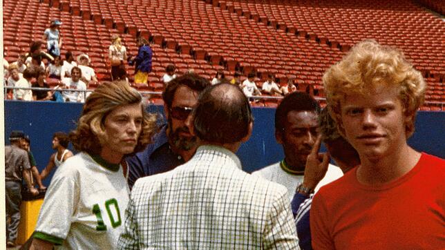 Jürgen Glassner (rechts) beim Training von New York Cosmos mit Pelé.