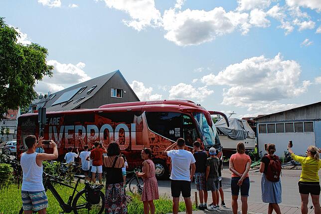 Bild 25: Fans warten vor dem Strandbad Bodman auf den FC Liverpool