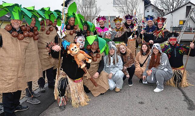Nur die Temperaturen stimmen noch nicht ganz: Am Samstag ist Hepbach in den Tropen angesiedelt. Palmen und Indigene präsentieren sich ...