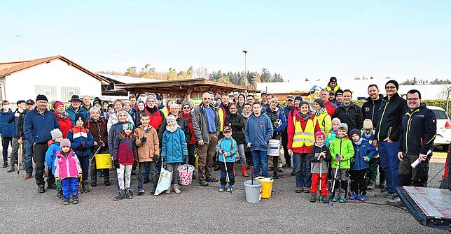 Sie sammelten bei der Dorfputzete in Lauchringen, rechts der stellvertretende Leiter des Ortsbauamtes, Dominik Weißenberger.