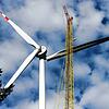 Seltenes Bild im Südwesten: Ein Kran zieht das dritte Rotorblatt einer neuen Windkraftanlage auf der Holzschlägermatte am Schauinsland hoch.