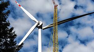 Seltenes Bild im Südwesten: Ein Kran zieht das dritte Rotorblatt einer neuen Windkraftanlage auf der Holzschlägermatte am Schauinsland hoch.