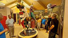 Im Obergeschoss des neuen Fasnachtsmuseums gab Michael Fuchs, Präsident des Museumsvereins (zweiter von rechts), den Teilnehmern der ...