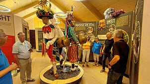 Im Obergeschoss des neuen Fasnachtsmuseums gab Michael Fuchs, Präsident des Museumsvereins (zweiter von rechts), den Teilnehmern der ...