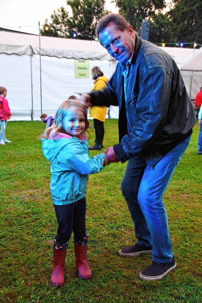 Bild 3: Besucher feiern trotz Regen auf 34. Walder Dorffest