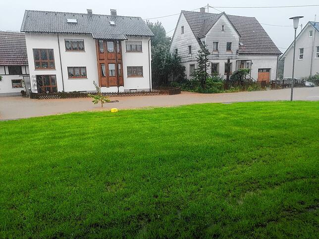 Fützen war von dem Hochwasser besonders stark betroffen. Wo sonst die Straße sichtbar ist, floss jetzt einBach.