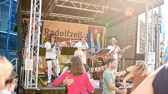 Szene von einem Radolfzeller Abendmarkt &ndash; vor der Bühne, die näher an das Münster verlegt wurde, tanzen Besucher.