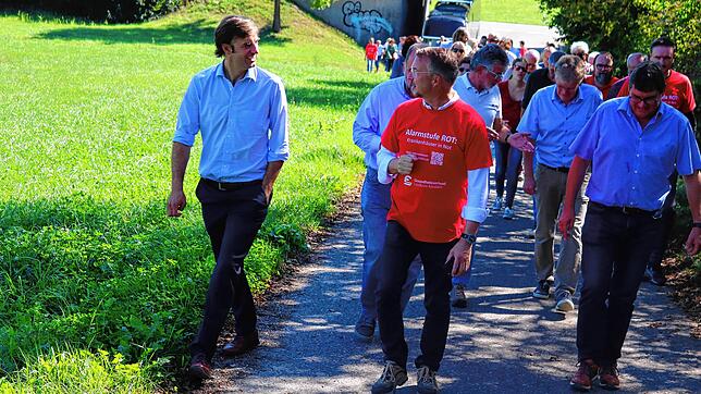 Landrat Zeno Danner (links) und GLKN-Geschäftsführer Bernd Sieber (Mitte) machten sich mit Mitgliedern der Gesellschaftergremien bei ...