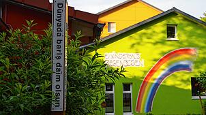 Der Hiroshima-Pfahl beim Kinderhaus Regenbogen in Rheinfelden mahnt zum Frieden. Foto: Joachim Kruse