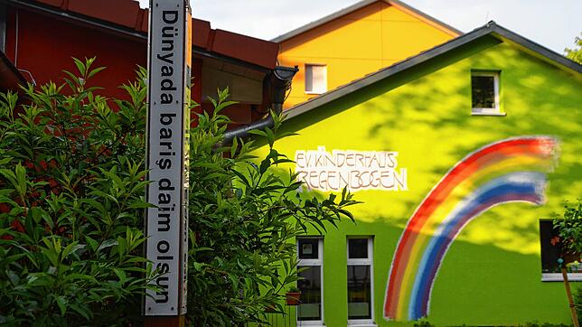 Der Hiroshima-Pfahl beim Kinderhaus Regenbogen in Rheinfelden mahnt zum Frieden. Foto: Joachim Kruse