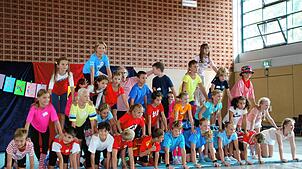 Der Zirkus FEZIKUS begeisterte in diesem Jahr 29 Kinder im Alter von sieben bis 13 Jahren und endete mit einer Pyramide aller Kinder.