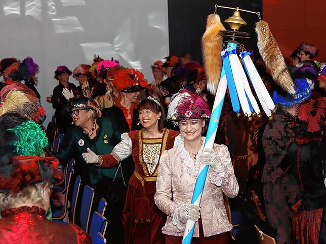 Einmarsch der Jungfere in den kleinen Saal des Villinger Theaters am Ring. Vorne mit dem Schellenbaum Katrin Reiser, dahinter Prinzessin ...