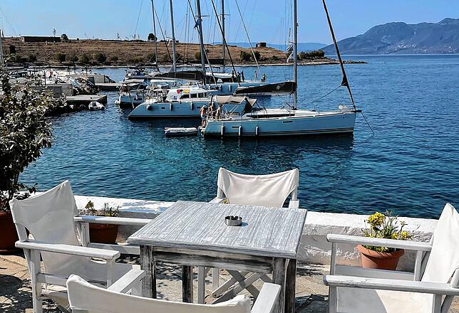 Ein Hafenrestaurant in Perdika auf der Insel Ägina: Jenseits der Touristen-Orte lebt es sich in Griechenland recht günstig.
