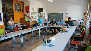 Der Schulsaal der Navi-Klasse ist ein heller und freundlicher Raum mit großen Fenstern. Hinten sind die Mitglieder des Ortschaftsrats zu ...