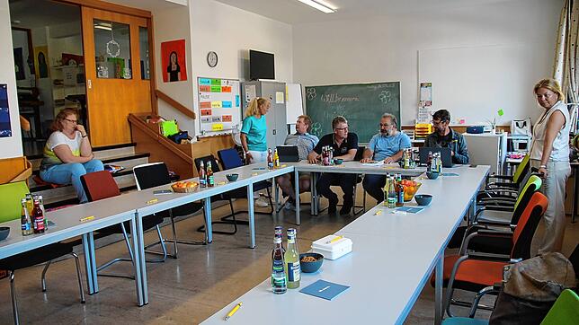 Der Schulsaal der Navi-Klasse ist ein heller und freundlicher Raum mit großen Fenstern. Hinten sind die Mitglieder des Ortschaftsrats zu ...