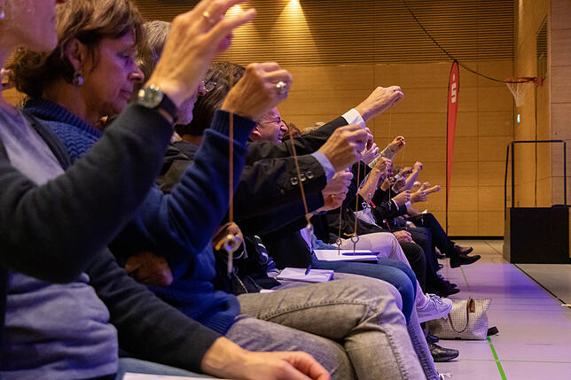 Die Teilnehmer am Wissensforum durften verschiedene Experimente, wie hier mit dem Pendel, selbst durchführen.