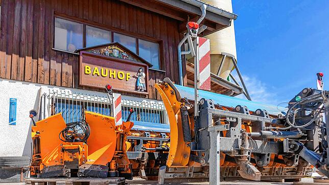 Auf dem Bauhofgelände der Gemeinde Grafenhausen stehen noch Schneepflüge bereit &ndash; für den Fall, dass es sich der Frühling noch ...