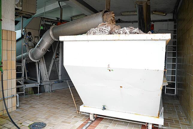 Los geht&lsquo;s: Den Start der mechanischen Reinigung in der Anlage übernimmt ein Rechen, der alles was größer als 10 Millimeter ist ...