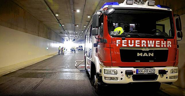 (Archivbild) Brandschutz ist eines der wichtigsten Themen in einem Straßentunnel. Deshalb fand vor der Eröffnung im Tunnel Waldsiedlung ...