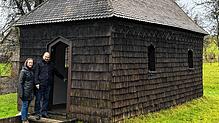 Simone und Bertram Sutter erhalten eine Kapelle in Familienbesitz, die vor fast 175 Jahren aus Liebe gebaut wurde. Simone Sutters ...